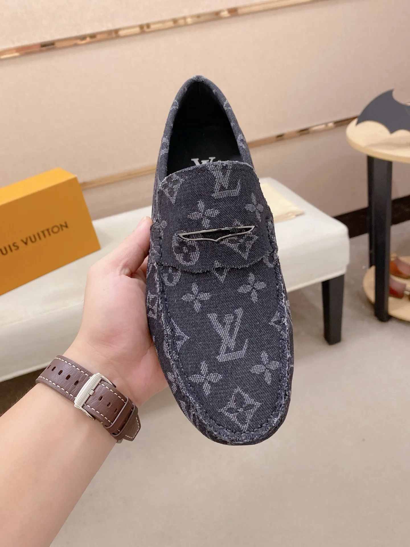 Factory price: 500💰High-end quality! LV 🆕🆕Exclusive hot-selling products in stock🔥🔥New products on the shelves, high-quality Ferragamo men's pea shoes, high-end casual driving shoes, with complete packaging! 💪 💪 Material: Imported official website one-to-one fabric 🐂 + Imported high-quality buffalo leather lining + wear-resistant outsole 👍🏻👍🏻 Features: High-end and comfortable, purely handmade 🚀 🚀 Create the perfect shoes that suit you best 🔥 🔥 Size: (38-44) 45 standard size can be customized!